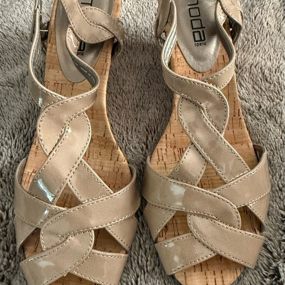 Moda Patent Leather Tan Leather Criss-Cross Sandals